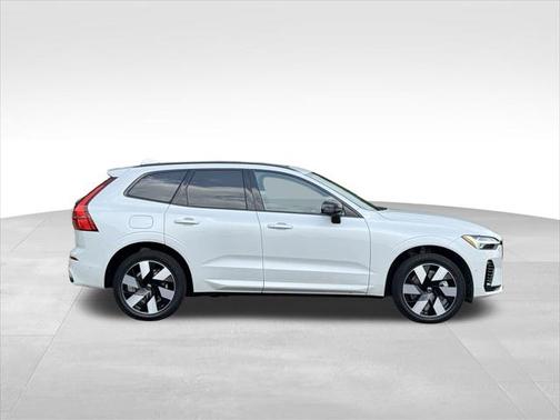 2025 Volvo XC60 Plug-In Hybrid T8 Plus