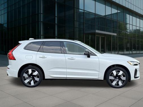 2025 Volvo XC60 Plug-In Hybrid T8 Plus