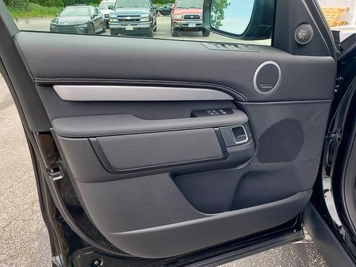 2025 Land Rover Discovery P300 Dynamic SE