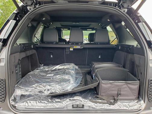 2025 Land Rover Discovery P300 Dynamic SE