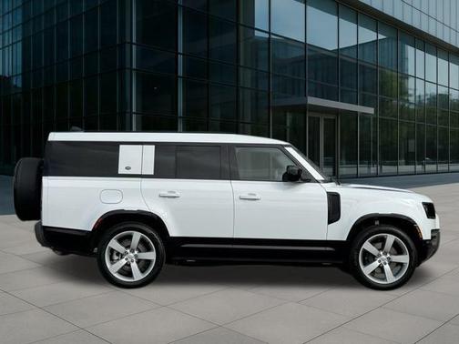 2024 Land Rover Defender 130 P400 X-Dynamic SE