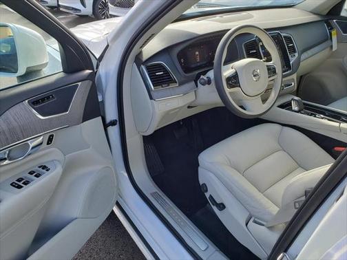 2025 Volvo XC90 B5 Plus