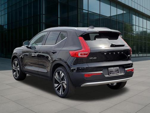 2025 Volvo XC40 B5 Ultra Bright Theme