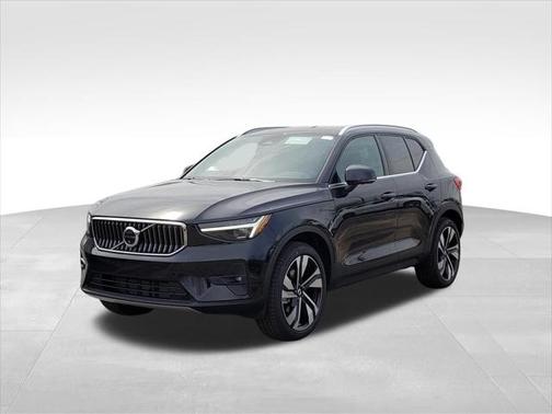 2025 Volvo XC40 B5 Ultra Bright Theme