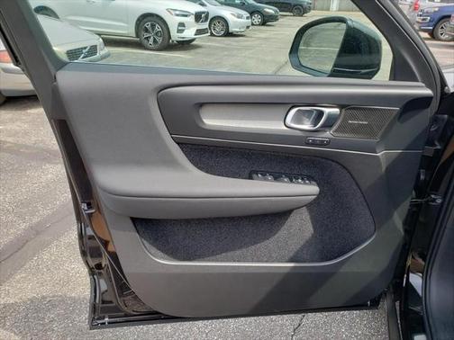 2025 Volvo XC40 B5 Ultra Bright Theme