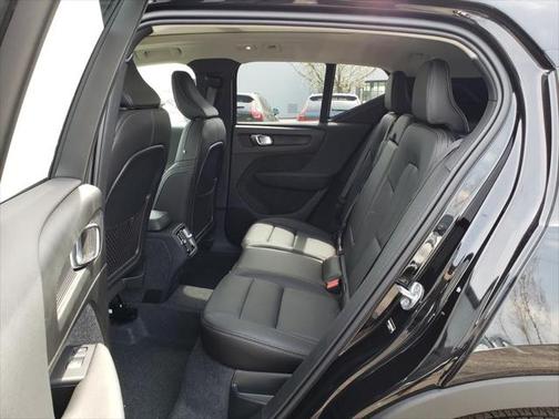 2025 Volvo XC40 B5 Ultra Bright Theme