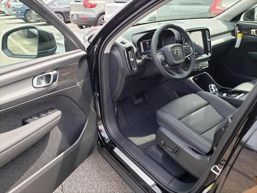 2025 Volvo XC40 B5 Ultra Bright Theme