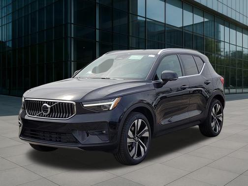 2025 Volvo XC40 B5 Ultra Bright Theme