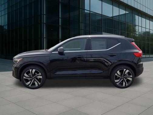2025 Volvo XC40 B5 Ultra Bright Theme