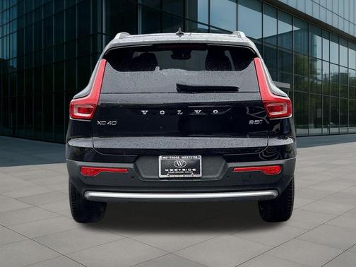 2025 Volvo XC40 B5 Ultra Bright Theme