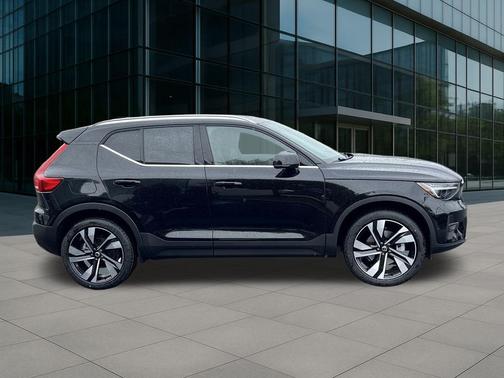 2025 Volvo XC40 B5 Ultra Bright Theme