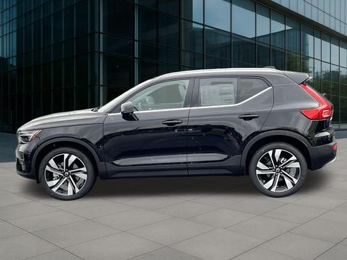 2025 Volvo XC40 B5 Ultra Dark Theme