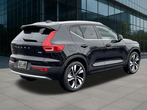 2025 Volvo XC40 B5 Ultra Dark Theme