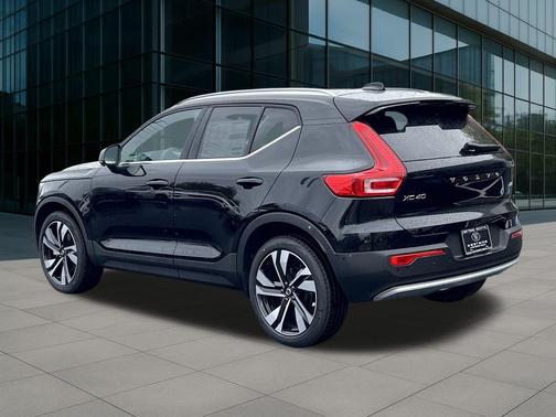 2025 Volvo XC40 B5 Ultra Dark Theme