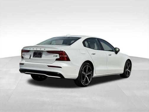 2024 Volvo S60 B5 Plus Dark Theme
