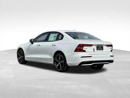 2024 Volvo S60 B5 Plus Dark Theme