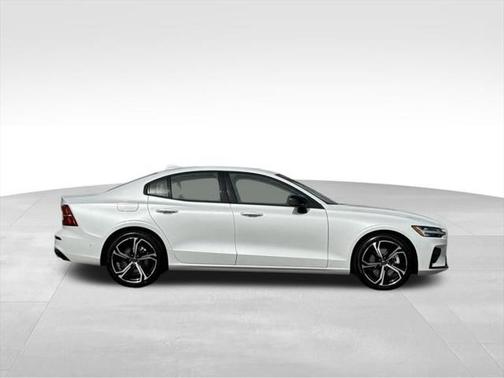 2024 Volvo S60 B5 Plus Dark Theme