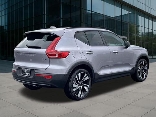 2026 Volvo XC40 B5 Plus