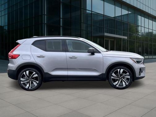 2026 Volvo XC40 B5 Plus