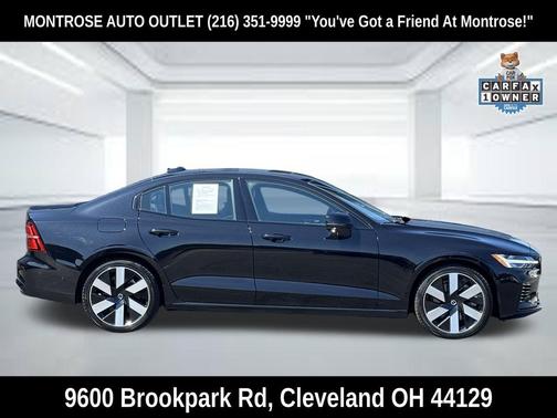 Onyx Black Metallic 2024 Volvo S60 Recharge Plug-In Hybrid T8 Ultimate Dark Theme