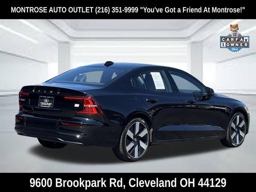 Onyx Black Metallic 2024 Volvo S60 Recharge Plug-In Hybrid T8 Ultimate Dark Theme
