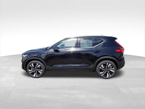 2025 Volvo XC40 B5 Ultra Bright Theme