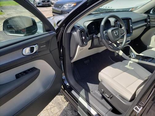 2025 Volvo XC40 B5 Ultra Bright Theme