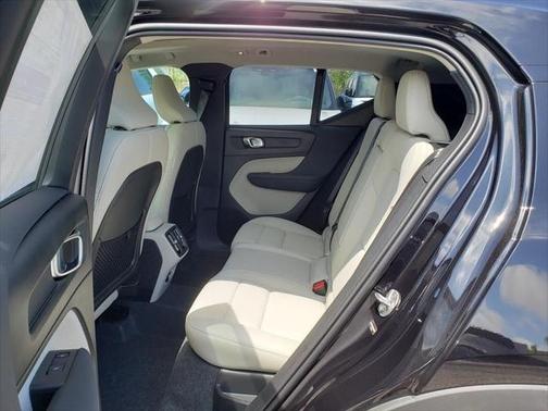 2025 Volvo XC40 B5 Ultra Bright Theme
