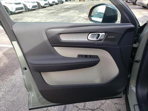2025 Volvo XC40 B5 Plus Dark Theme