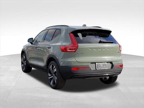 2025 Volvo XC40 B5 Plus Dark Theme