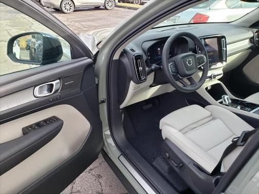 2025 Volvo XC40 B5 Plus Dark Theme