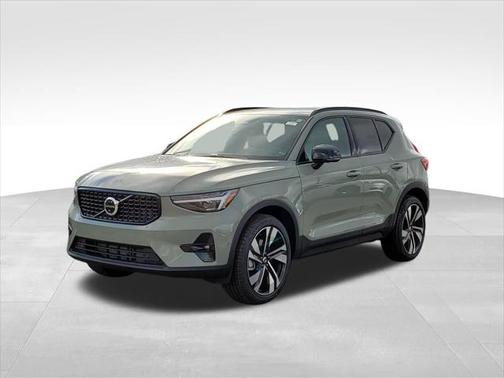 2025 Volvo XC40 B5 Plus Dark Theme
