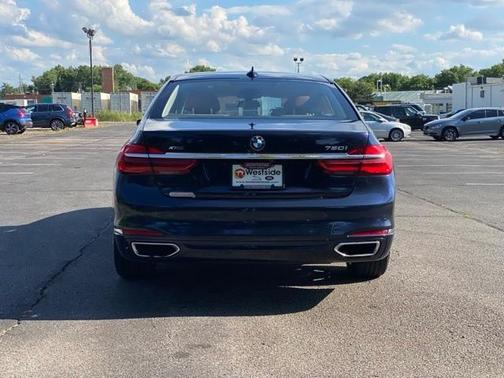 Photo 4 of 32 of 2018 BMW 750 i xDrive