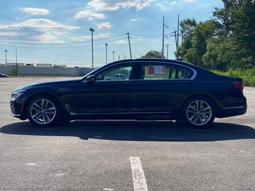 Photo 2 of 32 of 2018 BMW 750 i xDrive