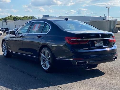 Photo 3 of 32 of 2018 BMW 750 i xDrive