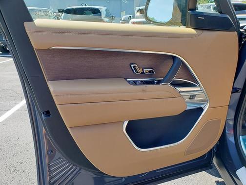 2025 Land Rover Range Rover P550e SE