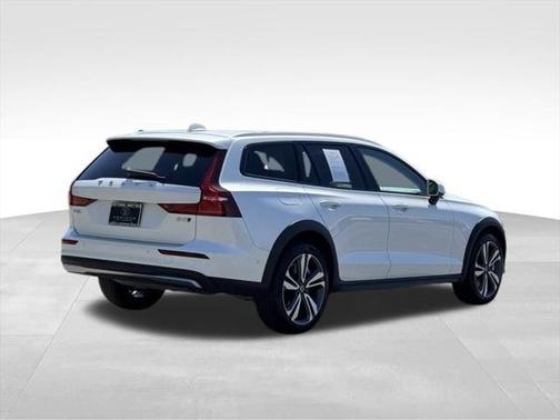 2024 Volvo V60 Cross Country B5 Plus