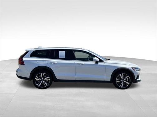 2024 Volvo V60 Cross Country B5 Plus