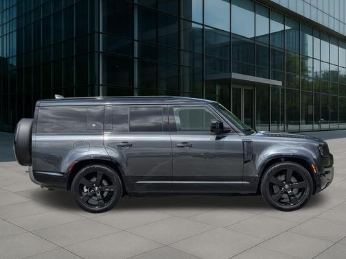 2024 Land Rover Defender 130 P400 X-Dynamic SE