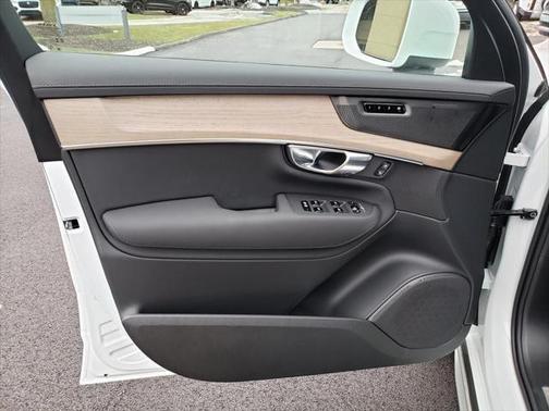2025 Volvo XC90 Plug-In Hybrid T8 Plus 7-Seater