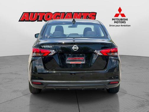 Super Black Metallic 2025 Nissan Versa 1.6 SV