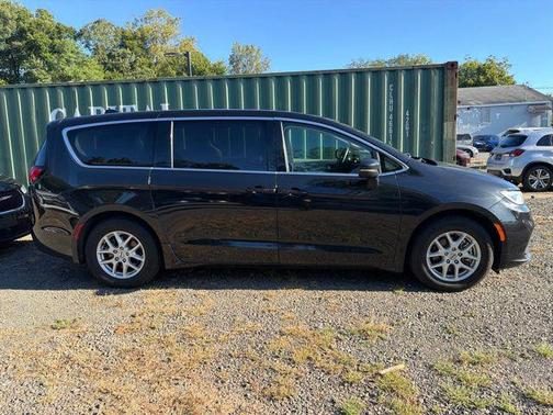 Brilliant Black Crystal Pearlcoat 2023 Chrysler Pacifica Touring L
