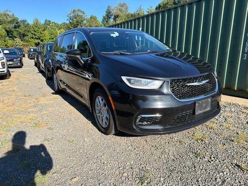 Brilliant Black Crystal Pearlcoat 2023 Chrysler Pacifica Touring L