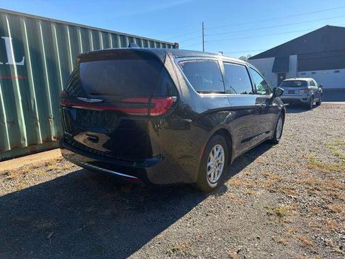 Brilliant Black Crystal Pearlcoat 2023 Chrysler Pacifica Touring L