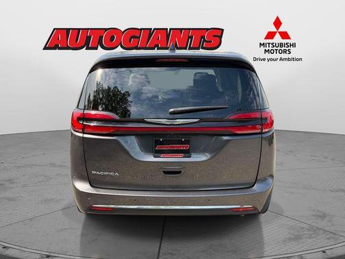 Granite Crystal Metallic Clearcoat 2023 Chrysler Pacifica Touring L