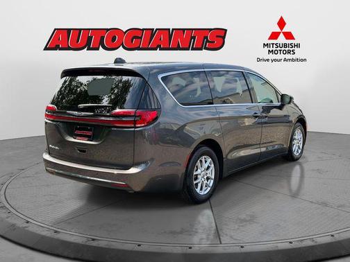 Granite Crystal Metallic Clearcoat 2023 Chrysler Pacifica Touring L