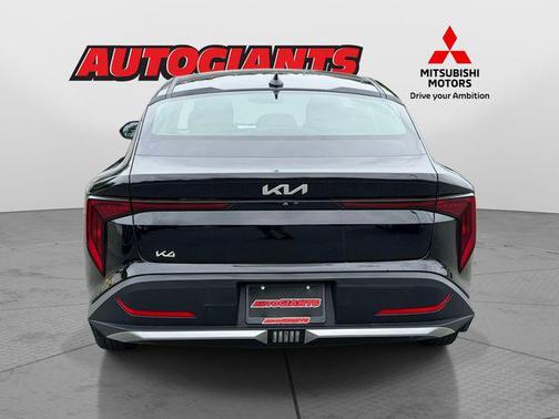 Aurora Black Pearl 2025 Kia K4 LXS