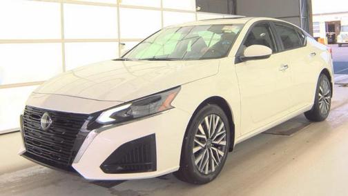 Pearl White Tricoat 2023 Nissan Altima 2.5 SV