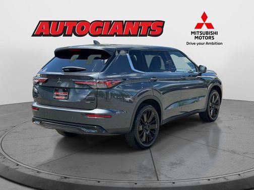 Graphite Gray 2026 Mitsubishi Outlander LE