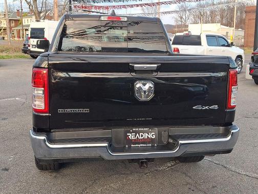 Diamond Black Crystal Pearlcoat 2019 RAM 1500 Big Horn